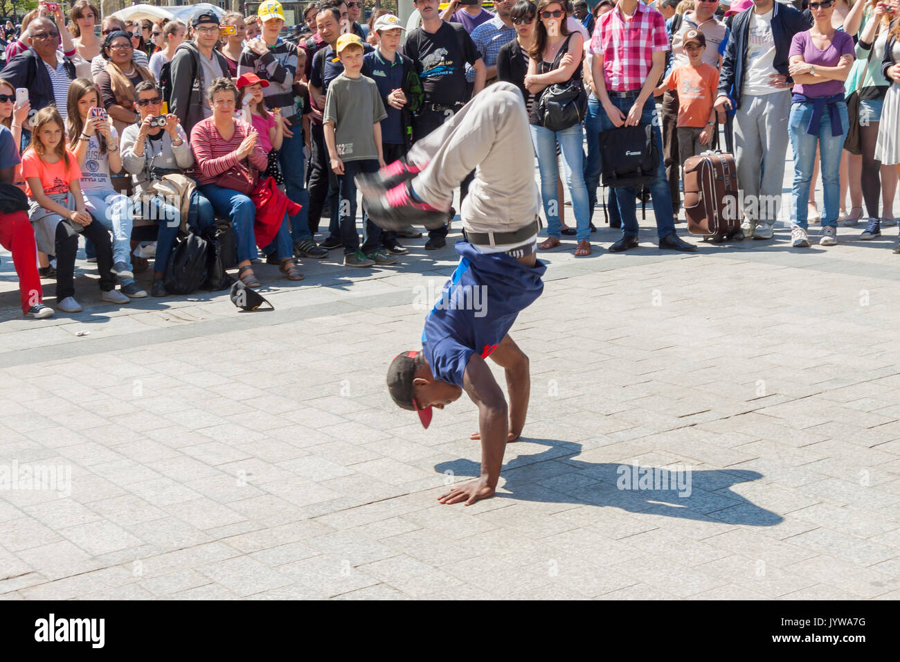 Parigi, Francia - aprile 25:b-boy facendo qualche breakdance si sposta davanti una folla di strada, a arco di trionfo il 25 aprile 2013 a Parigi. Foto Stock