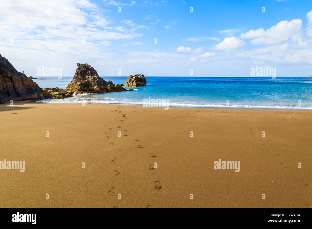 Vista della bellissima Prainha Beach con impronte sulla sabbia dorata, l'isola di Madeira, Portogallo Foto Stock