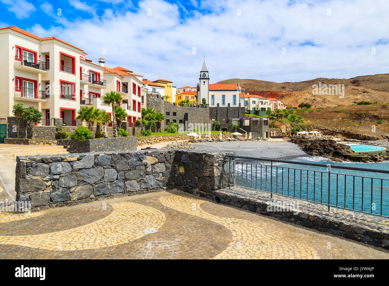 Vista di case colorate e chiesa edificio sulla passeggiata costiera vicino città conico, l'isola di Madeira, Portogallo Foto Stock