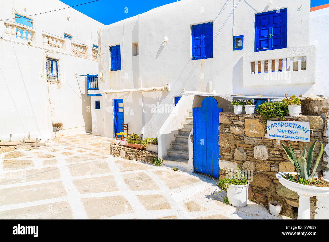 La città di Mykonos, Grecia - 17 Maggio 2016: ingresso al tradizionale taverna greca sulla strada witewashed con blu di Windows nella bellissima città di Mykonos, Cicladi ho Foto Stock