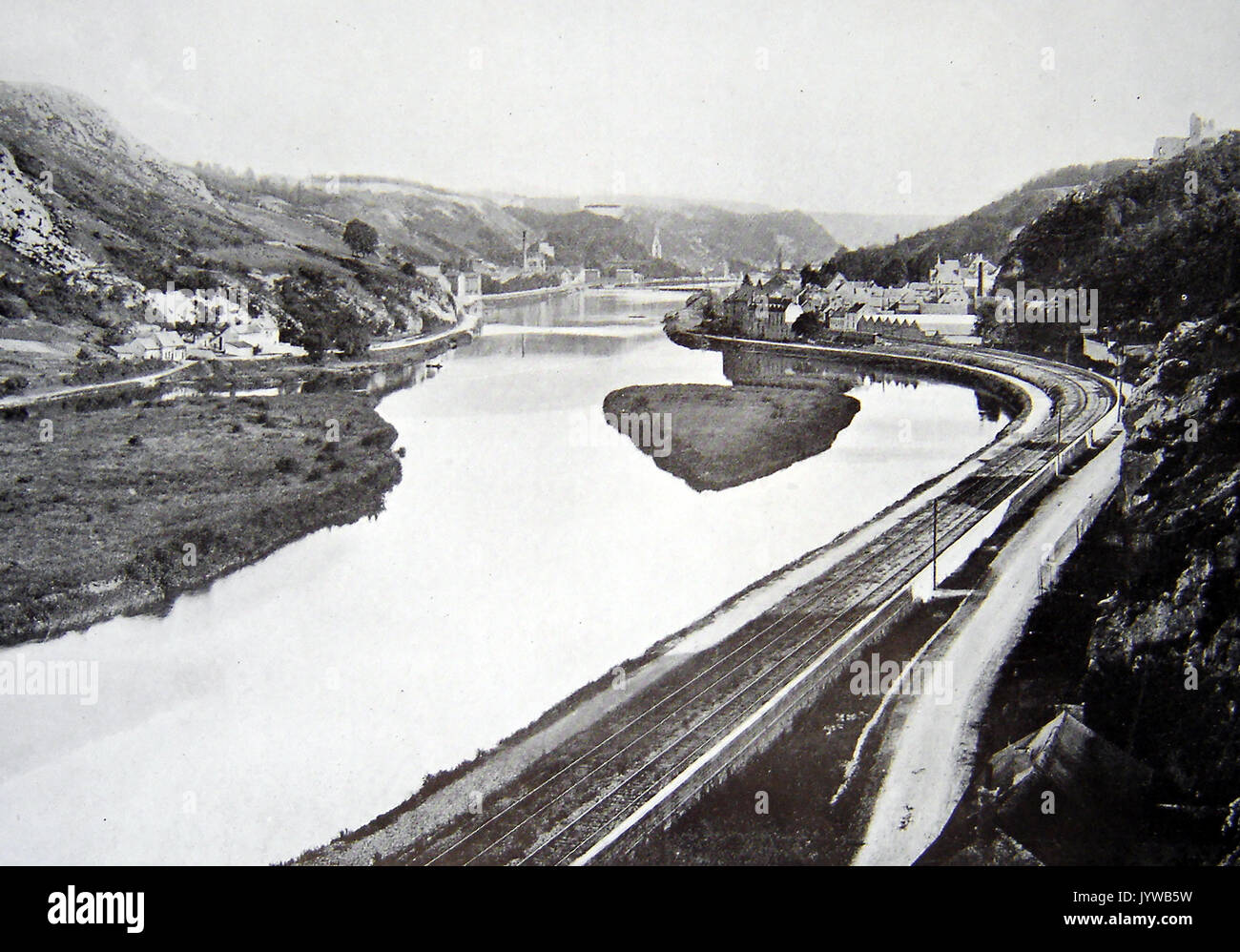 C1940's un ferroviaria privata in esecuzione da Givet sul confine francese a Namur, Belgio lungo il fiume Mosa Foto Stock