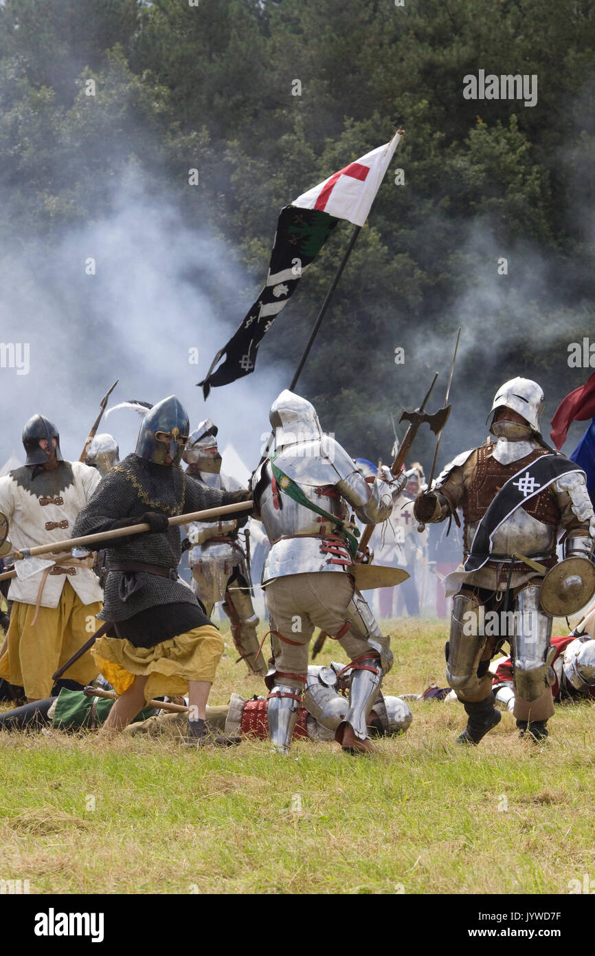 E Lancastrians Yorkists impegnare in battaglia, la battaglia di Tewkesbury rievocazione storica Foto Stock