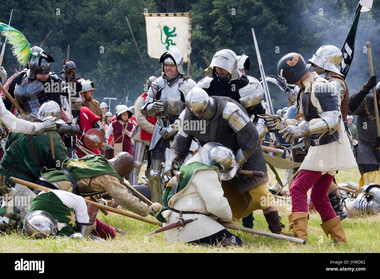 E Lancastrians Yorkists impegnare in battaglia, la battaglia di Tewkesbury rievocazione storica Foto Stock