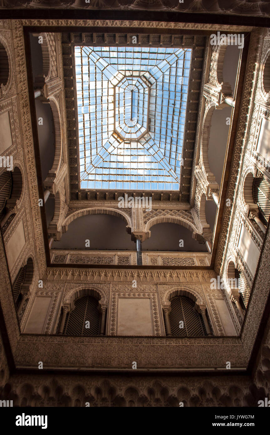 Spagna: dettagli architettonici di interni di Palazzo in stile Mudejar di Pedro I, parte dell'Alcazar di Siviglia, il famoso palazzo reale Foto Stock