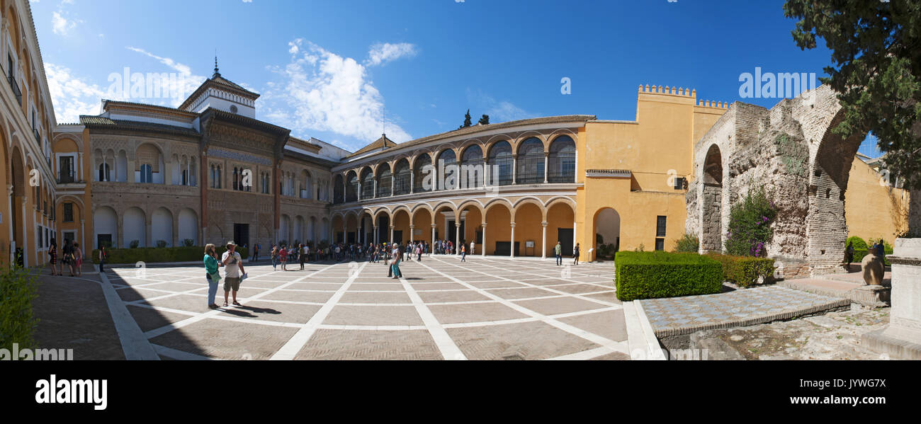 Spagna: il palazzo in stile Mudejar di Pedro I, progettato in stile moresco per un cristiano righello, nel cortile di caccia del Royal Alcazar di Siviglia Foto Stock
