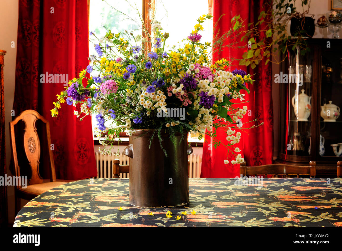 bello, fiori, casa, interni, soleggiato, appartamento, vaso, bouquet, natura, naturale, aroma, aromaterapia, Foto Stock