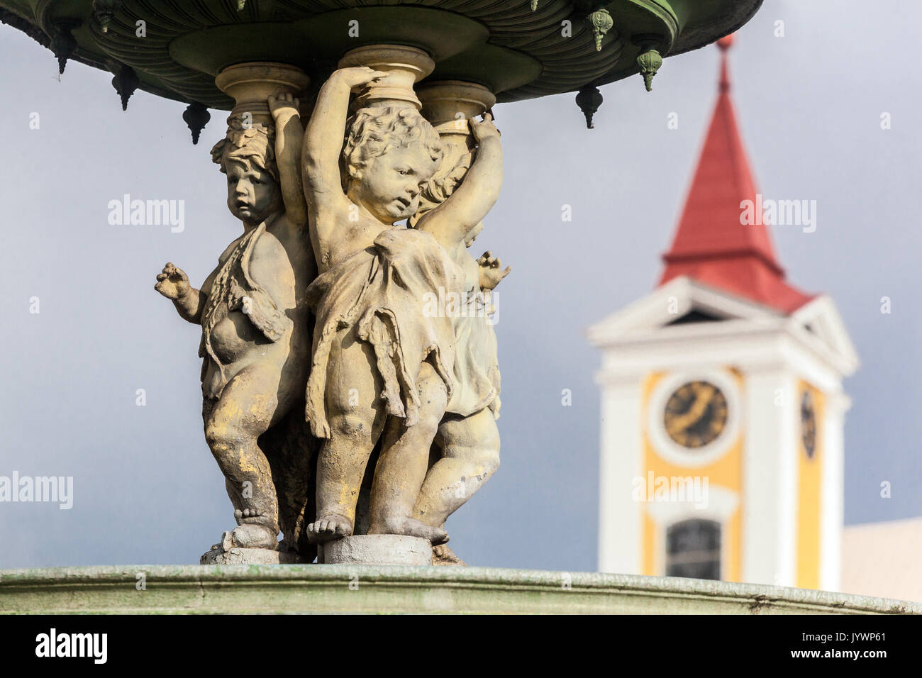 Broumov, Repubblica Ceca, Fontana sulla piazza principale, dettaglio, sfondo è la Torre del Municipio Foto Stock