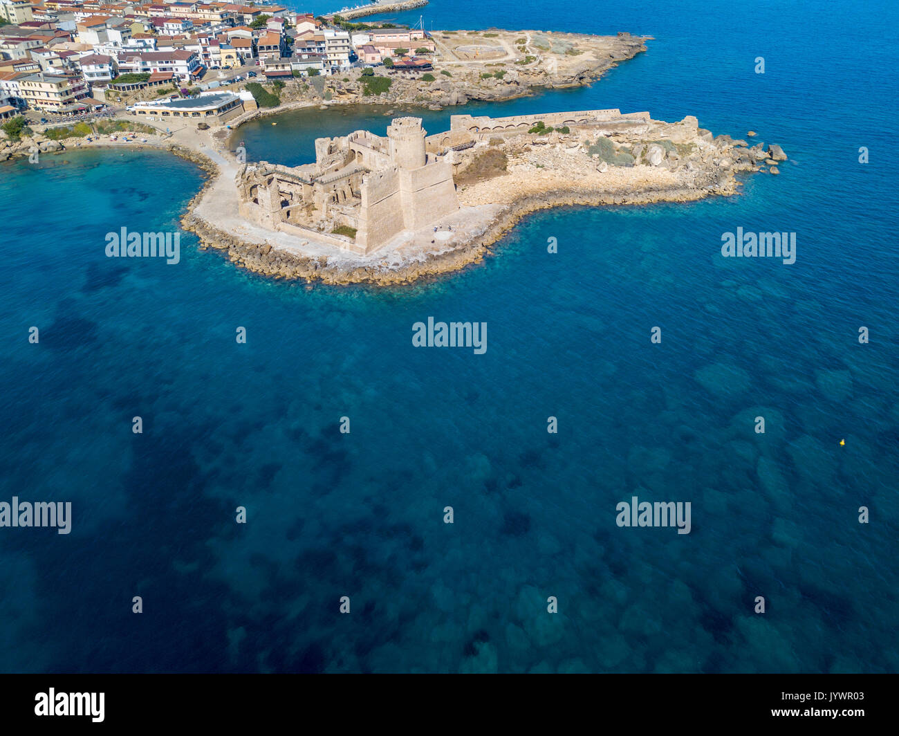 Veduta aerea del castello aragonese di Le Castella, Le Castella, Calabria, Italia: il Mar Ionio, costruito su una piccola striscia di terra che si affaccia sulla Costa Foto Stock