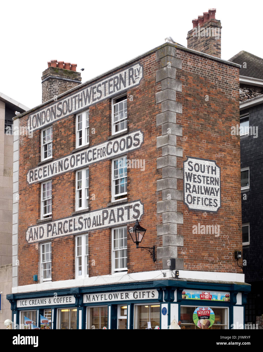 Vecchi locali dell'ufficio ricevente per merci presso la London South Western Railway, Plymouth, Devon, Inghilterra, Regno Unito. Foto Stock
