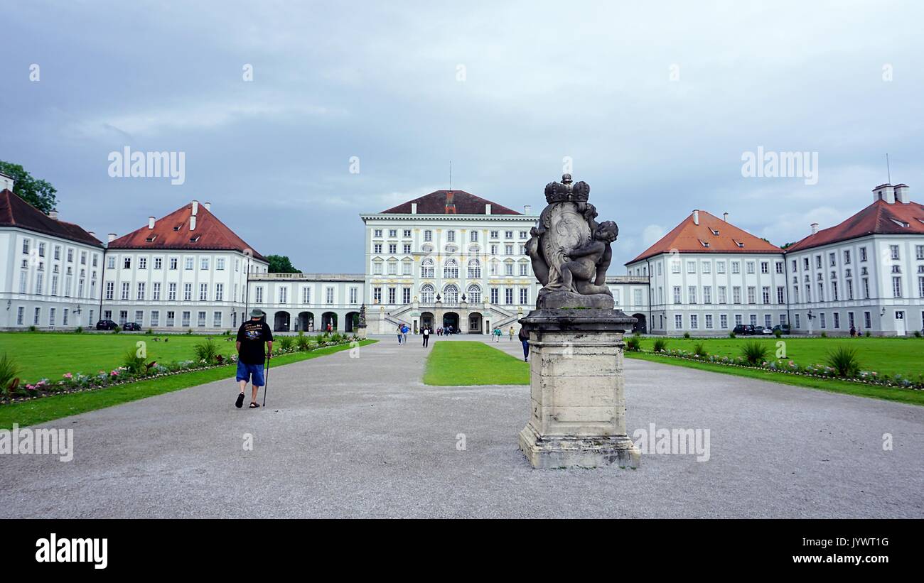 Chi viaggia per disabili cammina al Palazzo di Nymphenburg o all'Schloß Nymphenburg a Monaco, Germania Foto Stock