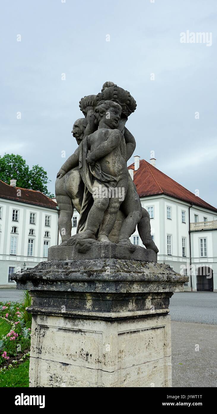 Scultura al Palazzo di Nymphenburg o Schloß Nymphenburg a Monaco, Germania Foto Stock