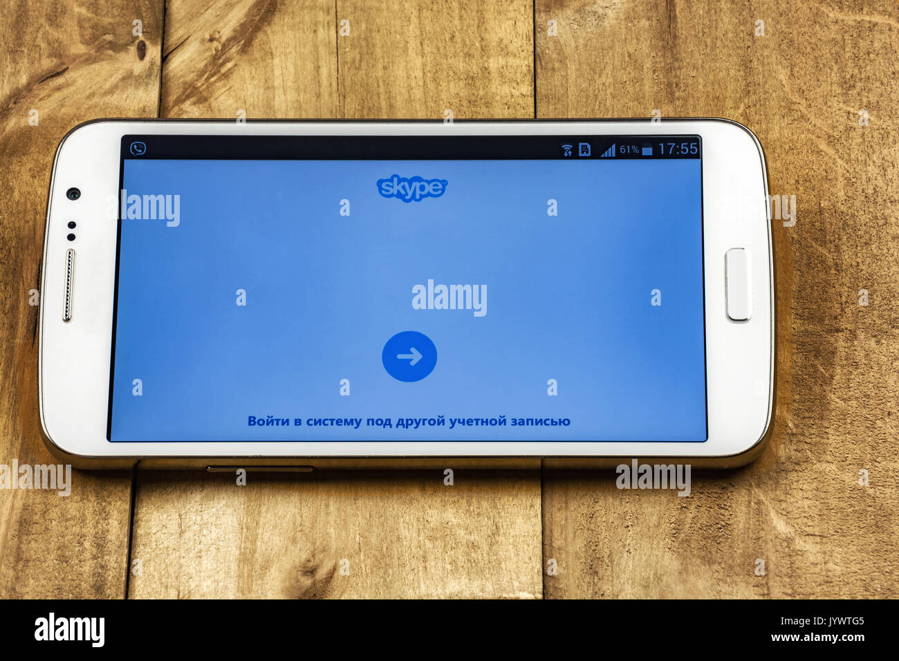 L'applicazione Skype logo è aperto sullo schermo dello smartphone Foto Stock