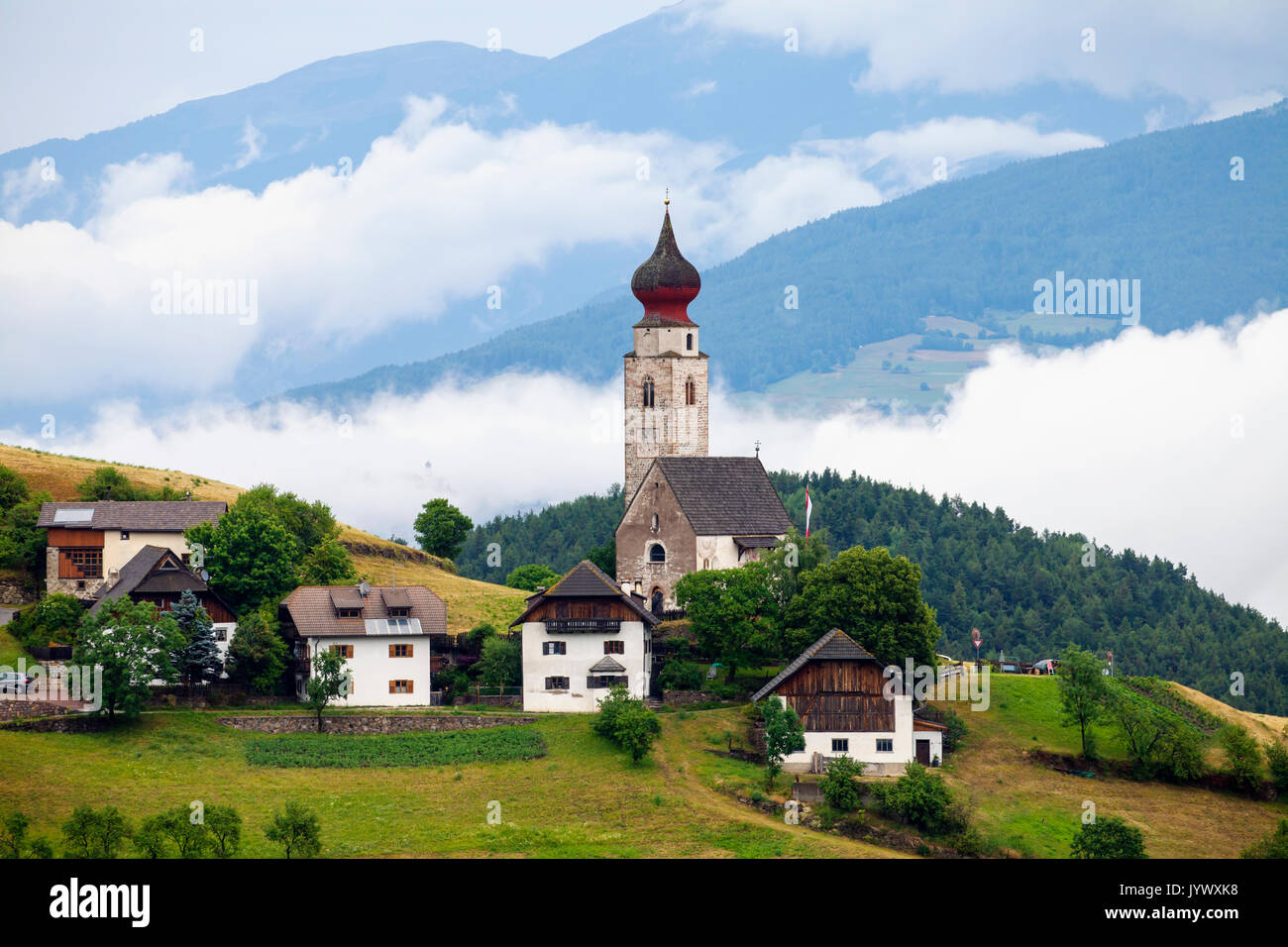 MONTE DI MEZZO, Italia - 25 giugno 2017: Villaggio del Monte di Mezzo con San Nicolò Chiesa; situato nelle Dolomiti, vicino a piramidi di terra di Renon Foto Stock