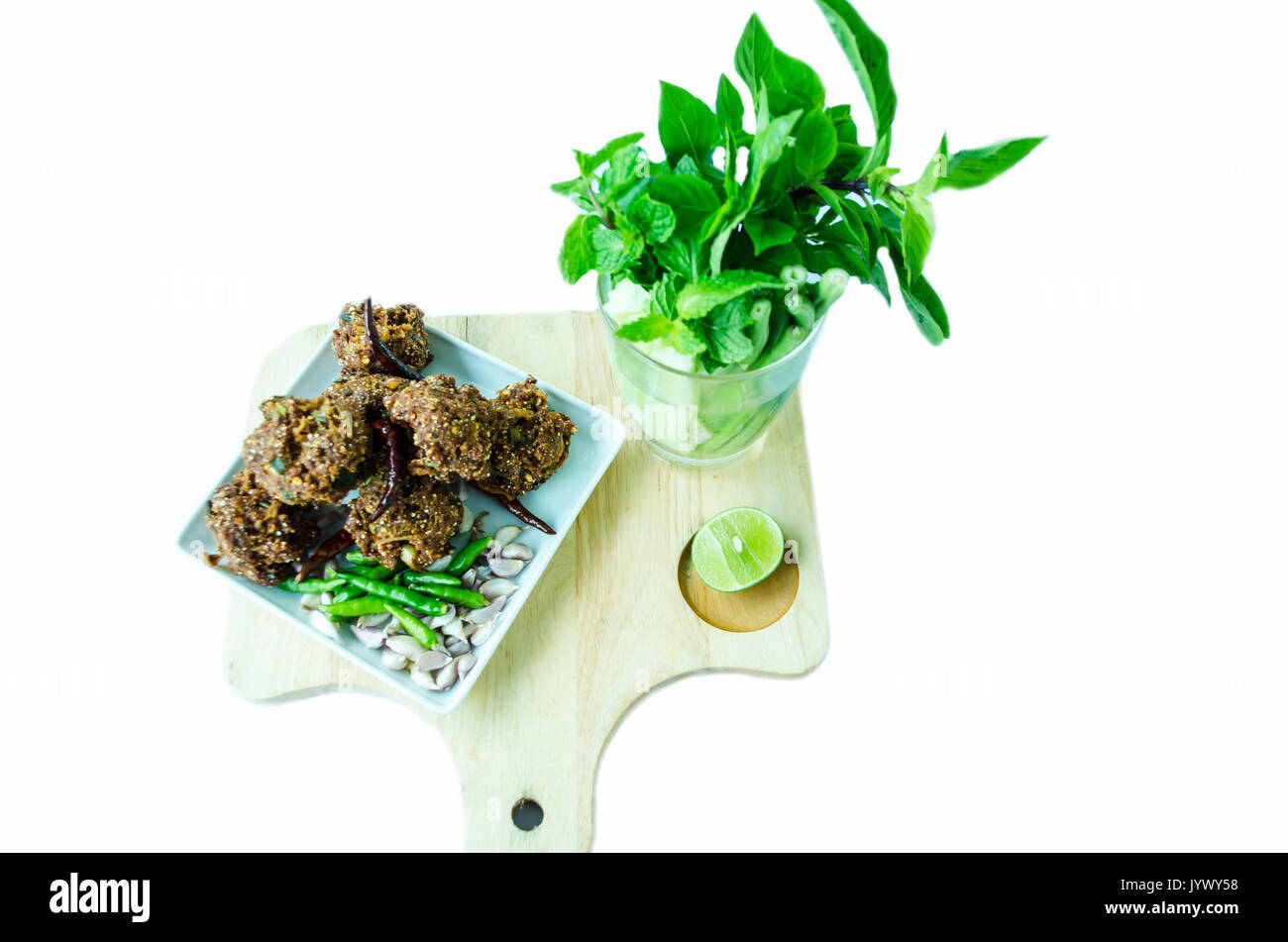 Stile Thailandese chiamata alimentare LARBMOOTOD su sfondo bianco Foto Stock