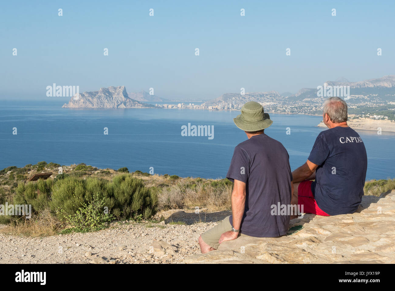 Due escursionisti ammirando la vista di Calpe e Penon de Ifach (Calpe Rock) da Cap d'Or, El Portet, Moraira Costa Blanca, Spagna Foto Stock