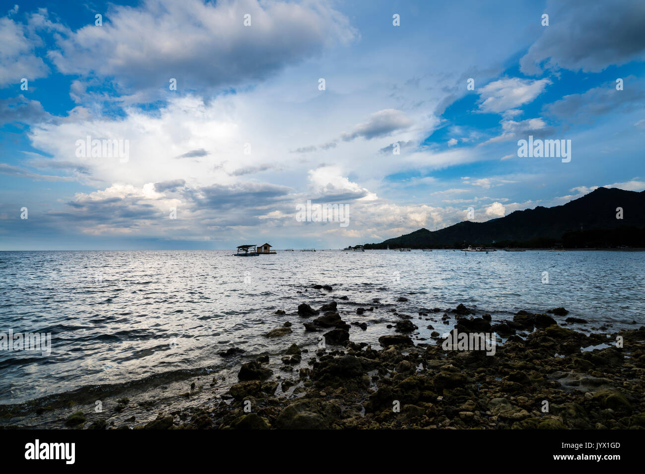 Pomeriggio cielo a Pemuteran Beach, Bali, Indonesia Foto Stock