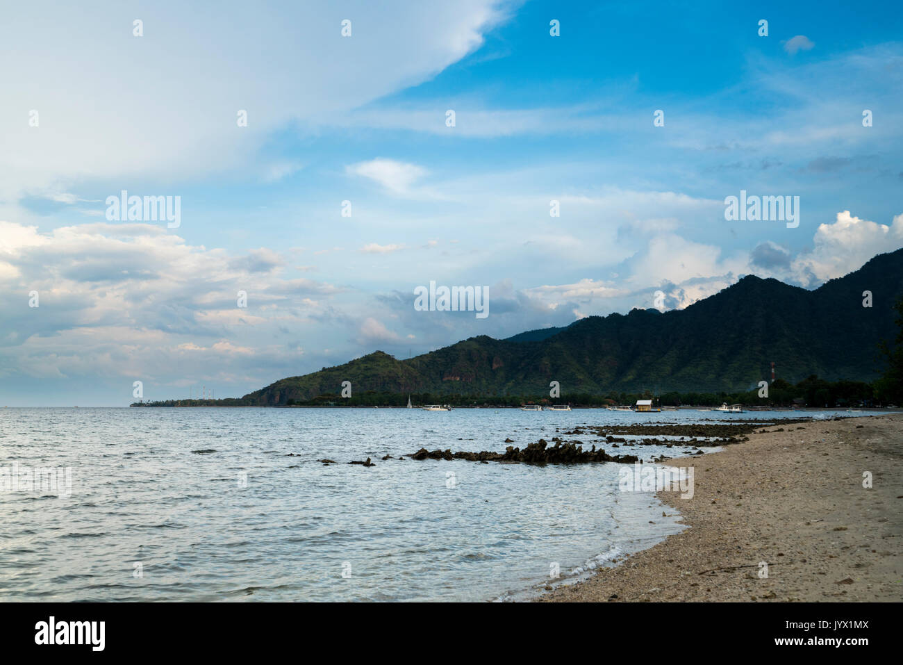 Pomeriggio cielo a Pemuteran Beach, Bali, Indonesia Foto Stock