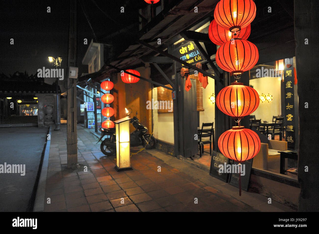 Vista della caffetteria in città vecchia Hoi An con rosso illuminato lanterne. Hoi An. Il Vietnam Foto Stock