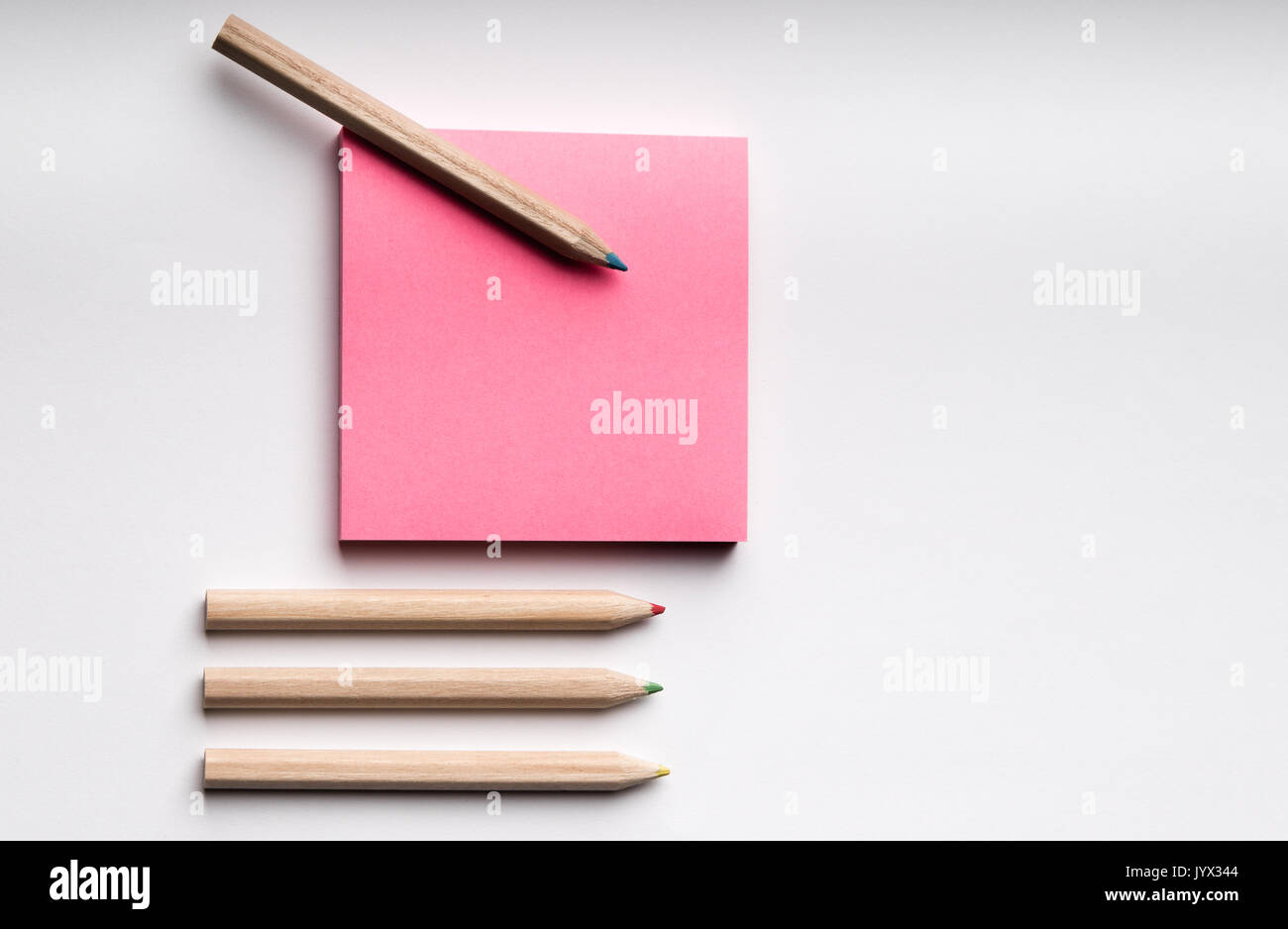 Post-it con matite su una con sfondo Foto Stock