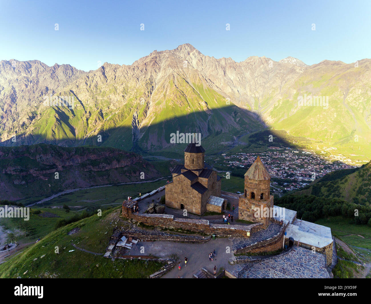 Antenna. Gergeti chiesa ortodossa in alta montagna, Georgia Foto Stock