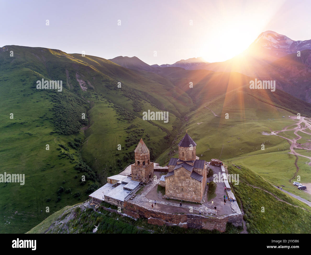 Antenna. Gergeti chiesa ortodossa in alta montagna, Georgia Foto Stock