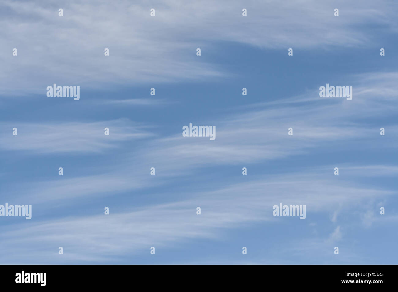 I cieli blu con il bianco cirrus nuvole Foto Stock