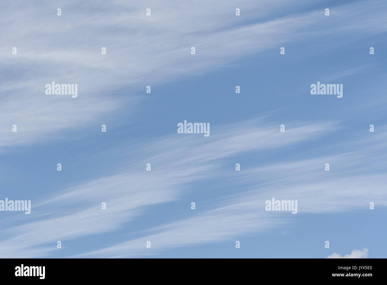 I cieli blu con il bianco cirrus nuvole Foto Stock