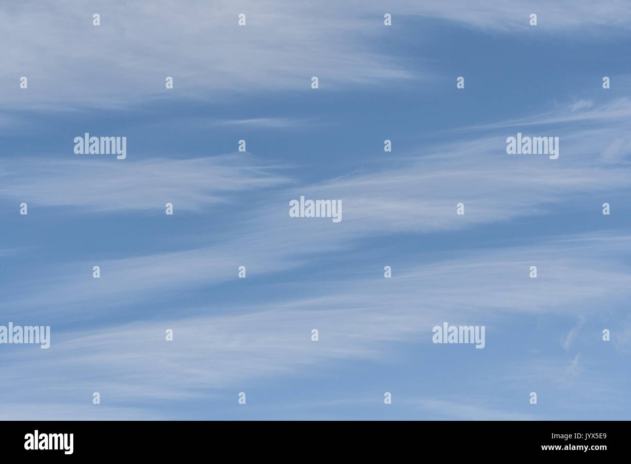 I cieli blu con il bianco cirrus nuvole Foto Stock