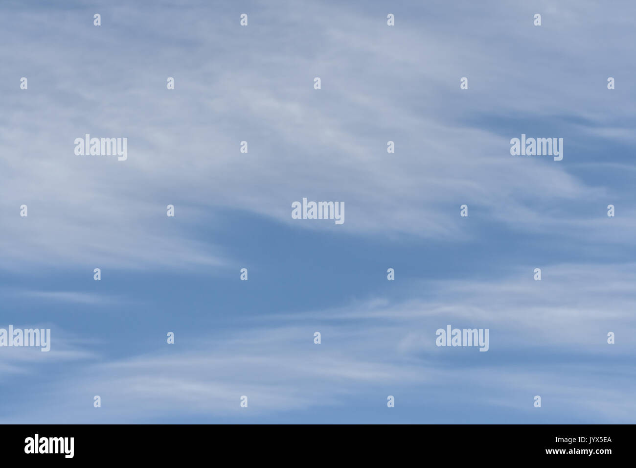 I cieli blu con il bianco cirrus nuvole Foto Stock