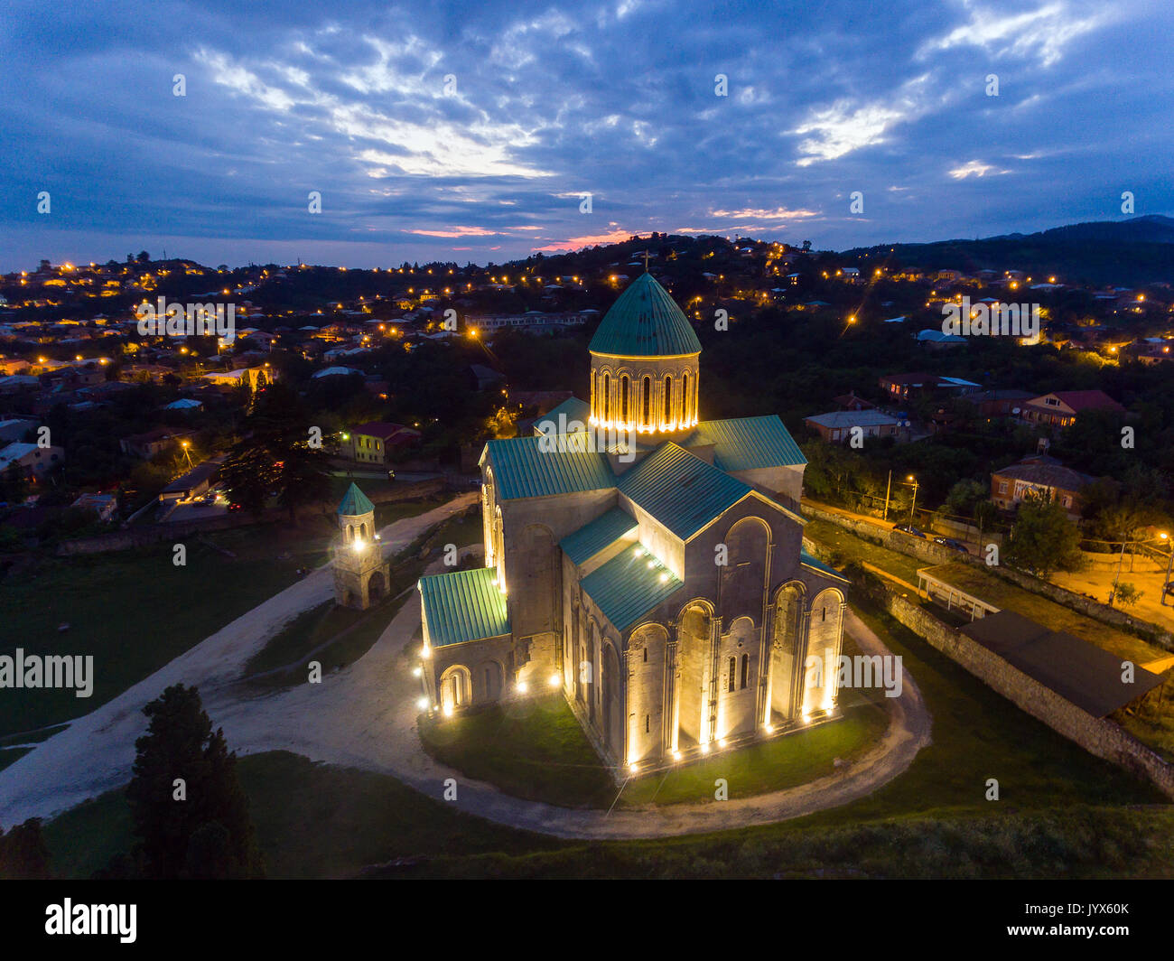 Notte Vista aerea della cattedrale di Bagrati nel centro di Kutaisi, Georgia Foto Stock