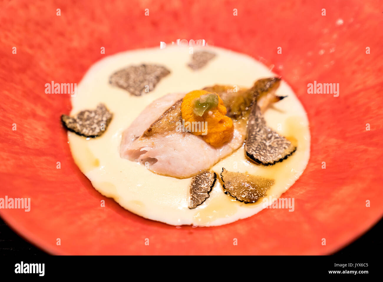 Grigliata di piatto : grigliate di rosy spigola con ricci di mare in tartufo cremoso Foto Stock
