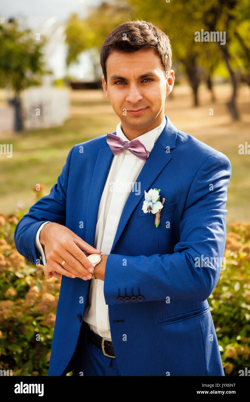 Felice lo sposo sul suo matrimonio Foto Stock