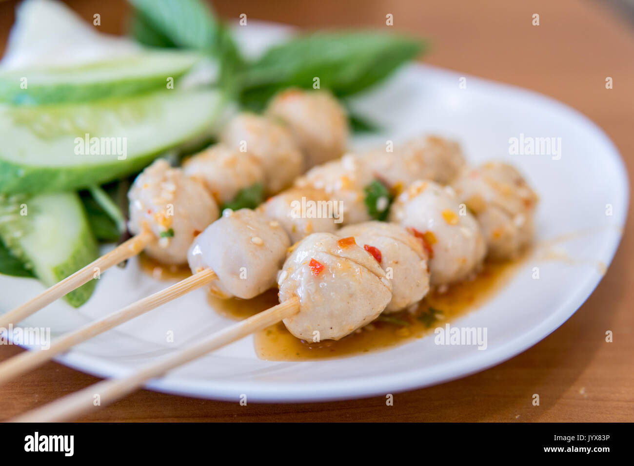 Carne di maiale alla griglia con le polpette stile tailandese Foto Stock