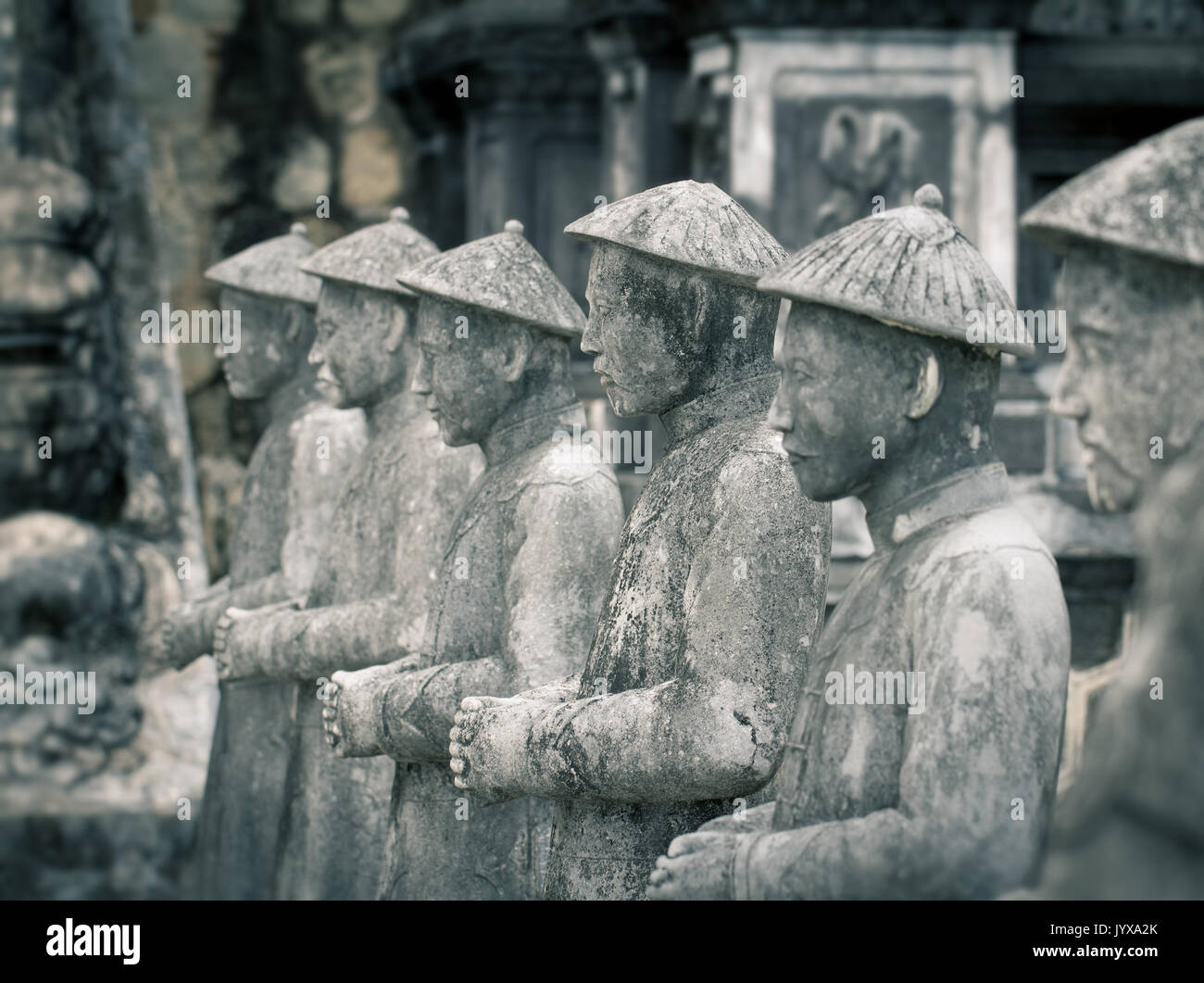 Mandarin statue in Khai Dinh tomba di Hue Vietnam Foto Stock