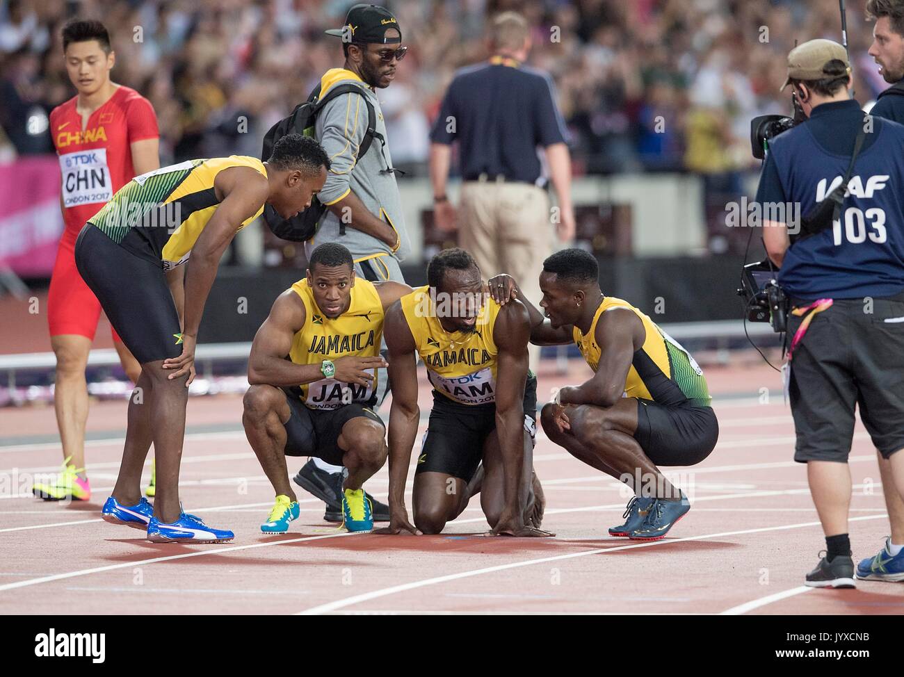 Usain Bolt (Team JAM) verletzt auf der Bahn, Verletzung, mit v.l. Julian Forte, Yohan Blake, Usain Bolt, Omar McLeod (alle jam), Verletzung, Finale Staffel 4 x 100m der Maenner am 12.08.2017 Leichtathletik Weltmeisterschaft 2017 a Londra/ Grossbritannien vom 04.08. - 13.08.2017. | Verwendung weltweit Foto Stock