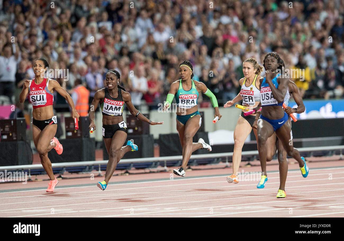 Londra, Grossbritannien. 12 Ago, 2017. Zieleinlauf, Ziel, mit v.r. Tori Bowie (Team USA/ 1.Platz), Rebekka HAASE (Team GER/ 4.Platz), Rosangela Santos (BRA/ 7.Platz), Sashalee Forbes (JAM/ 3.Platz), Salome Kora (SUI/ 5.Platz), Aktion, Finale Staffel 4 x 100m der Frauen am 12.08.2017 Leichtathletik Weltmeisterschaft 2017 a Londra/ Grossbritannien vom 04.08. - 13.08.2017. | Verwendung weltweit Credito: dpa/Alamy Live News Foto Stock