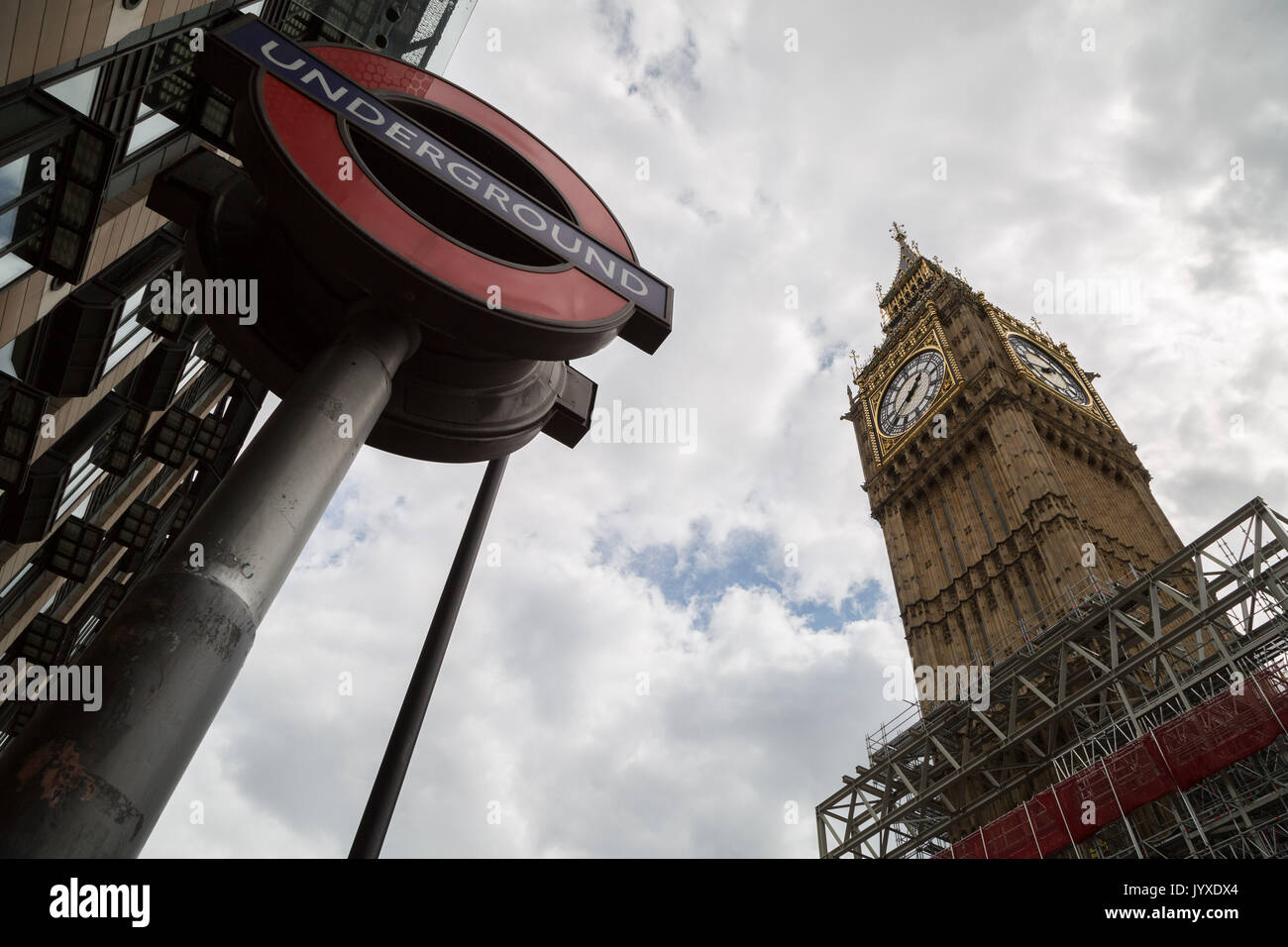 Londra, Regno Unito. 20 Agosto, 2017. Il Big Ben e Westminster's agli edifici del Parlamento visto con i ponteggi per il programma di rinnovamento che potrebbe prendere 4 anni e il costo £29m. Credito: Guy Corbishley/Alamy Live News Foto Stock