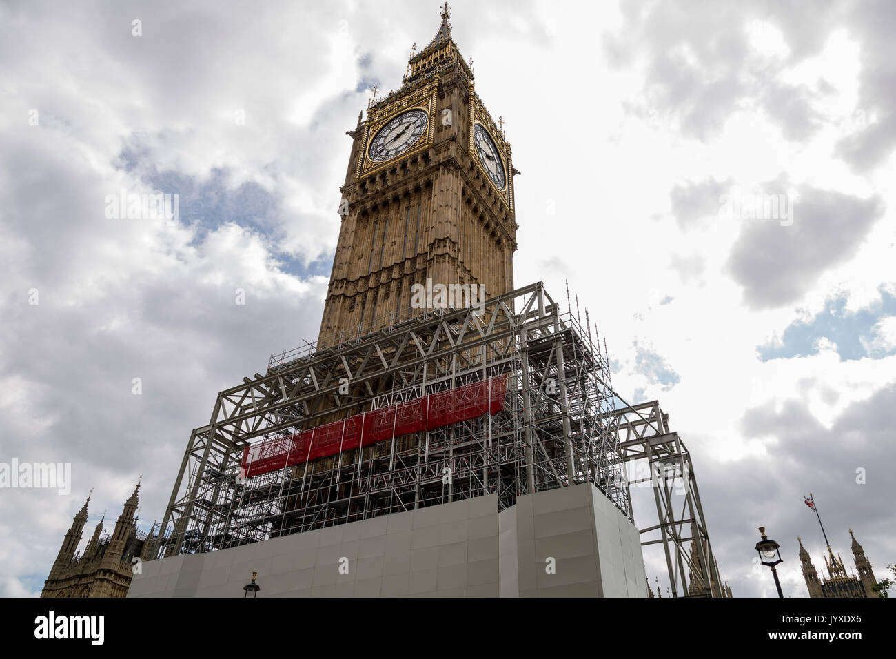Londra, Regno Unito. 20 Agosto, 2017. Il Big Ben e Westminster's agli edifici del Parlamento visto con i ponteggi per il programma di rinnovamento che potrebbe prendere 4 anni e il costo £29m. Credito: Guy Corbishley/Alamy Live News Foto Stock