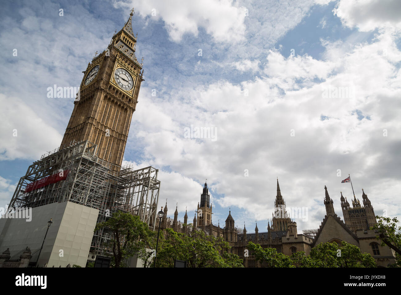 Londra, Regno Unito. 20 Agosto, 2017. Il Big Ben e Westminster's agli edifici del Parlamento visto con i ponteggi per il programma di rinnovamento che potrebbe prendere 4 anni e il costo £29m. Credito: Guy Corbishley/Alamy Live News Foto Stock