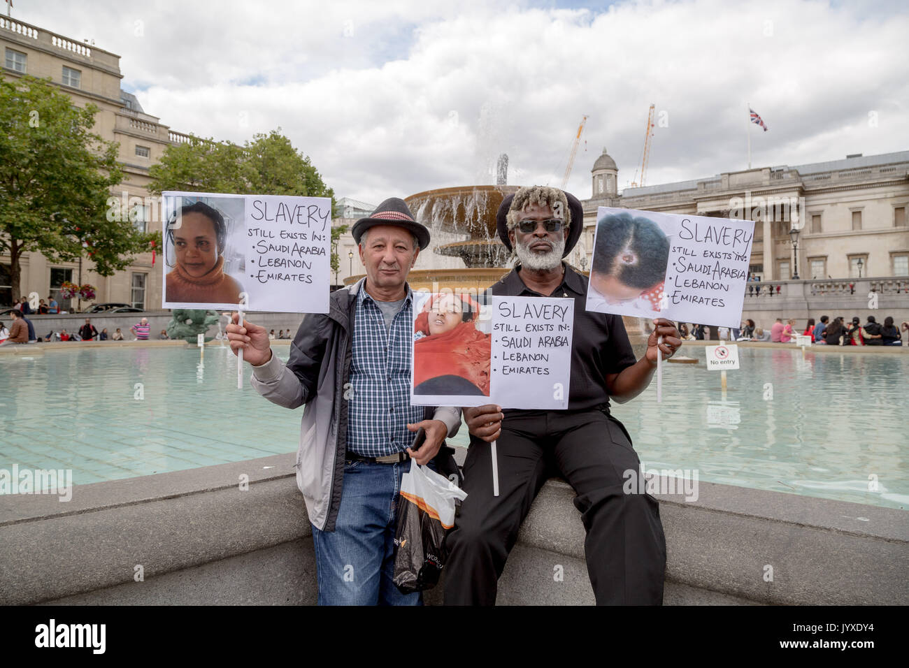 Londra, Regno Unito. 20 Agosto, 2017. Anti-Slavery manifestanti in Trafalgar Square e la consapevolezza di portare in corso le questioni relative ai diritti umani e gli abusi in Arabia Saudita, in Libano e negli Emirati Arabi Uniti. Credito: Guy Corbishley/Alamy Live News Foto Stock
