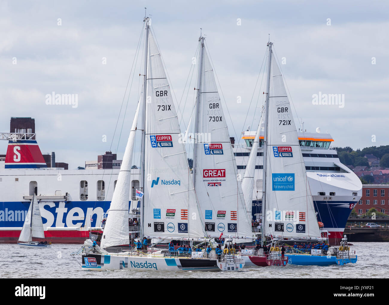 Liverpool, Regno Unito. 20 agosto 2017. Nasdaq, amore Gran Bretagna & Unicef yachts passare un pranzo Mersey traghetto sul fiume Mersey in Liverpool. Il Race Clipper (ora nel suo undicesimo anno) vede dodici i team globali competere in un 40000 miglia nautiche intorno alla gara mondiale su un piede 70 ocean racing yachts. Le squadre hanno lasciato la porta host del Liverpool il 20 agosto 2017 a iniziare la loro prima gamba - un miglio 5200 miglia di viaggio della durata di circa 33 giorni in Sud America, tenuto nelle Isole Canarie & depressione lungo la strada. Credito: Jason pozzetti/Alamy Live News Foto Stock