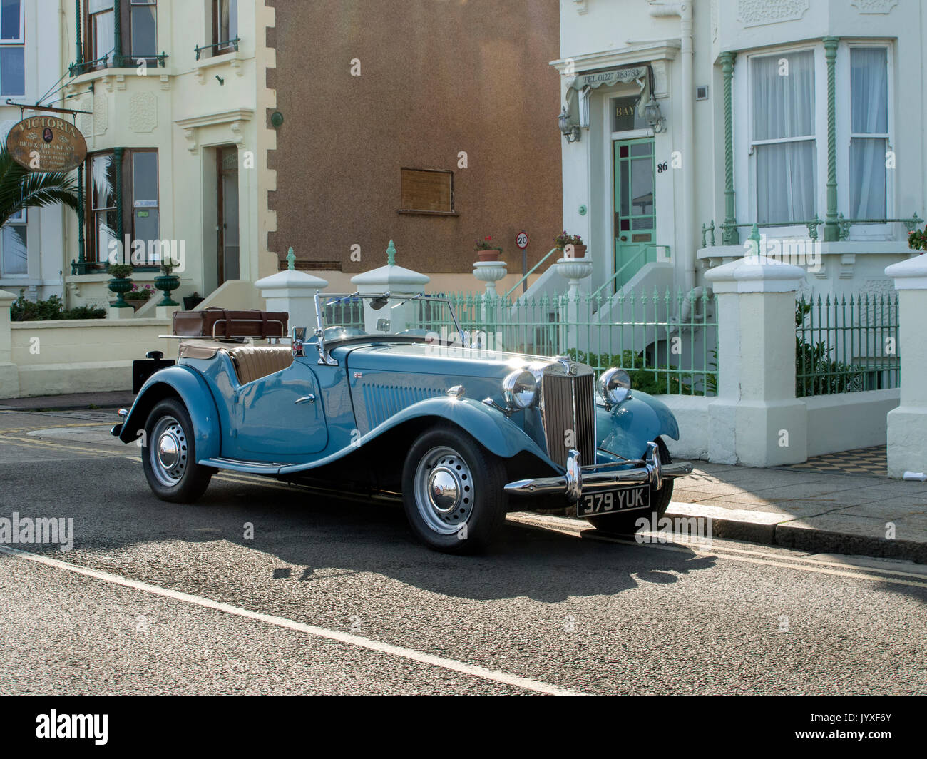 Herne Bay, Kent, Regno Unito. 20 agosto 2017. Automobili classiche sul display della promenade Herne Bay Kent UK Credit: Martyn Goddard/Alamy Live News Foto Stock