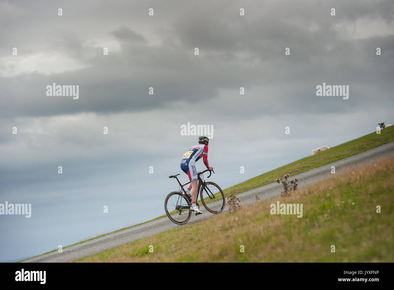 Il Stiperstones, Shrewsbury, Shropshire, Regno Unito. 20 agosto 2017. Il Royal Air Force CA rider Daniel Watt racing il West Midlands Regional ciclismo su strada i campionati di gara svoltasi domenica 20 agosto 2017 a Stiperstones, Shrewsbury, Shropshire, Regno Unito. Il 90 miglia race iniziato da 'Il Bog Visitor Center' che si trova su un altopiano sul lato del Stiperstones e continua discesa 'Hope Valley' e nel castello vescovile prima di rientrare sulla molto ripida Stiperstones cinque volte. Credito: RICHARD DAWSON/Alamy Live News Foto Stock