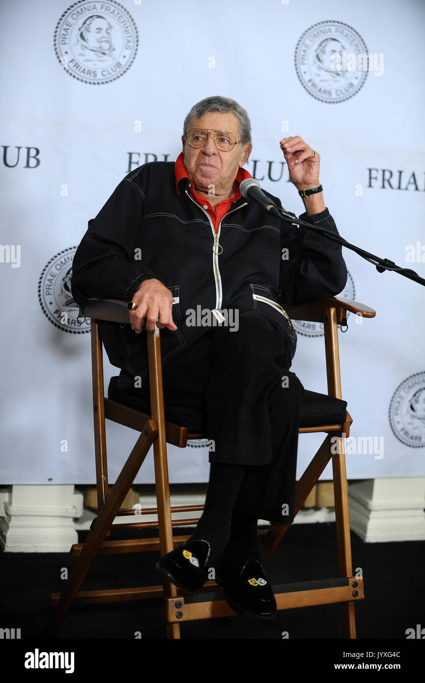 NEW YORK, NY - 5 giugno: comico Jerry Lewis raffigurato all'Frati Club per il cinquantesimo anniversario della commedia Classic ' Professore Matto" un nuovo Blu-ray viene rilasciato, la città di New York, giugno 5, 2014 © RTNPluvious/MediaPunch Foto Stock