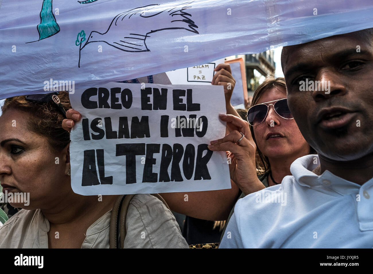 Barcellona, Spagna. 20 agosto 2017. La comunità musulmana di Barcellona rende omaggio alle vittime degli attacchi terroristici in Barcellona. Una donna viene visualizzato un banner con il testo "credo nell'islam. Non al terrore' Credito: SOPA Immagini limitata/Alamy Live News Foto Stock