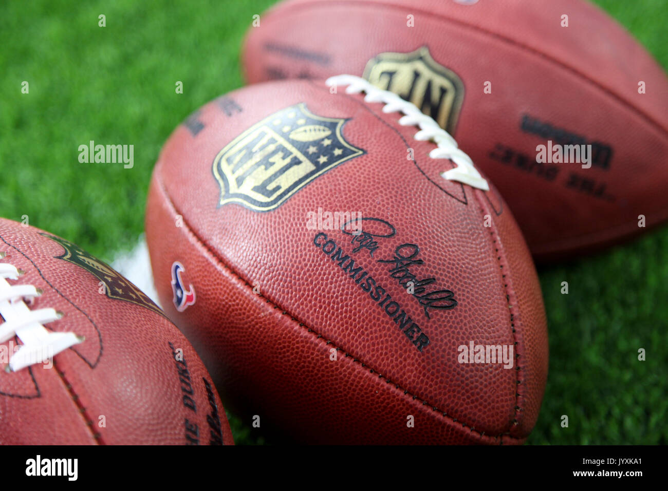 Agosto 19, 2017: una vista generale di Houston Texans palloni da calcio durante la NFL preseason game tra New England Patriots e Houston Texans al NRG Stadium di Houston, TX. John Glaser/CSM. Foto Stock