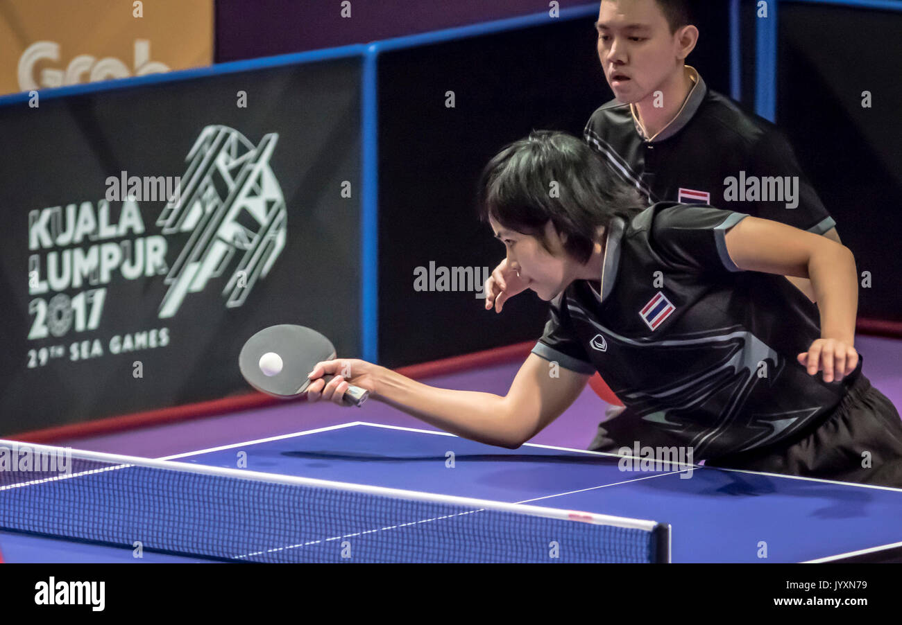 Kuala Lumpur, Malesia. 20 agosto 2017. Giochi di Mare Thailandia mescolati doppio tavolo da ping pong team vince la medaglia d oro contro Singapore 2-1 in una performance elettrizzante di ping-pong di Kuala Lumpur in Malesia sul 20 agosto 2017. Credito: Danny Chan/Alamy Live News Foto Stock