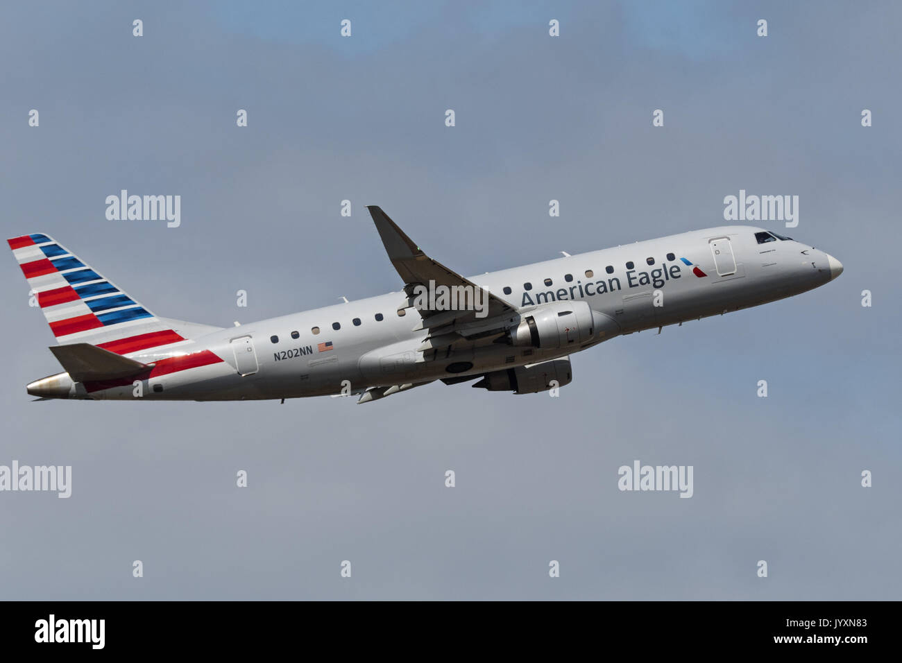 Richmond, British Columbia, Canada. 18 Agosto, 2017. Un American Eagle Airlines Embraer 175 ( ERJ-170-200LR) stretto in corpo unico regionale del corridoio aereo jet decolla dall'Aeroporto Internazionale di Vancouver. L'aereo di linea è di proprietà e gestito da Compass Airlines sotto contratto con American Airlines. Credito: Bayne Stanley/ZUMA filo/Alamy Live News Foto Stock