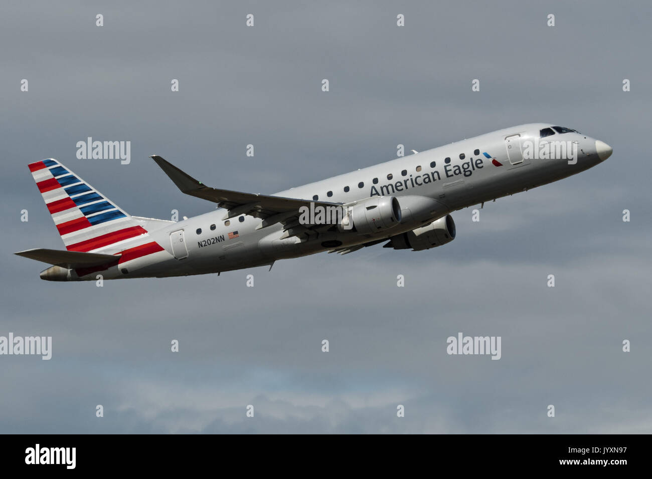 Richmond, British Columbia, Canada. 18 Agosto, 2017. Un American Eagle Airlines Embraer 175 ( ERJ-170-200LR) stretto in corpo unico regionale del corridoio aereo jet decolla dall'Aeroporto Internazionale di Vancouver. L'aereo di linea è di proprietà e gestito da Compass Airlines sotto contratto con American Airlines. Credito: Bayne Stanley/ZUMA filo/Alamy Live News Foto Stock