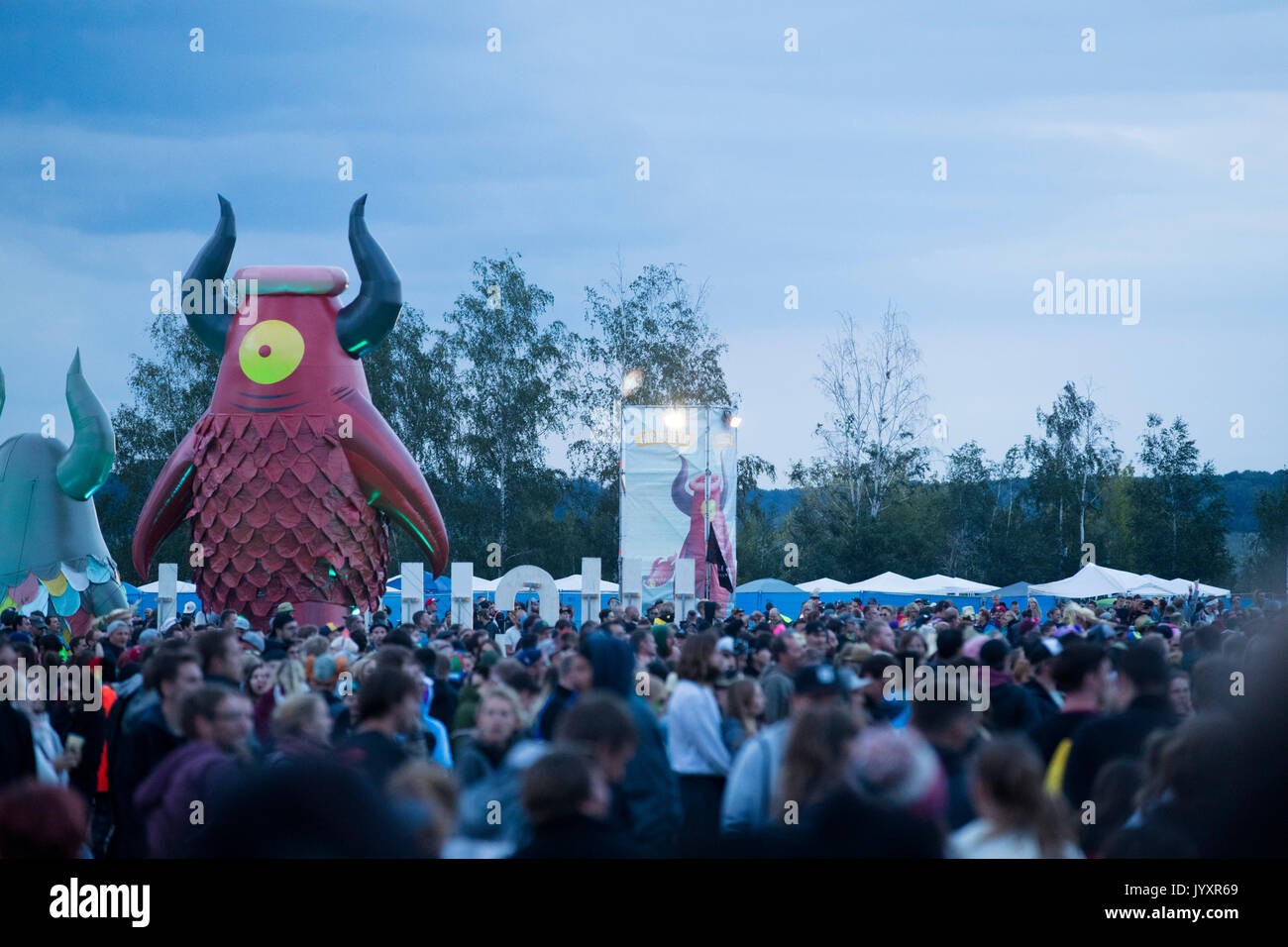 Migliaia di visitatori flusso passato "Highviech' - la mascotte del festival - nella motivazione di Highfield Festival in Grosspoesna, Germania, 20 agosto 2017. Foto: Alexander Prautzsch/dpa Foto Stock